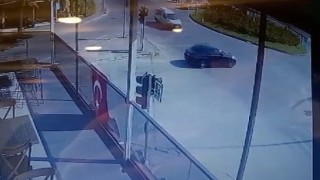 Lüks otomobil ile hafif ticari aracın karıştığı kaza saniye saniye kameralara yansıdı