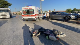 Lüks otomobilin çarptığı elektrikli bisikletteki çocuk ağır yaralandı