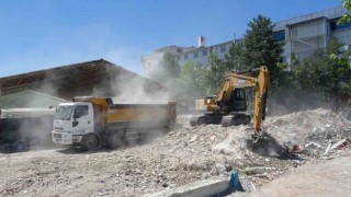 Malatyada ağır hasarlı binaların yıkımı devam ediyor