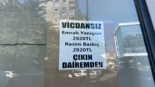 Maltepede kira zammında anlaşamayan ev sahibi bina girişine yazı astı