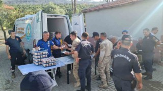Manisa Büyükşehir ve MASKİ yangın bölgesinde vatandaşların yanında