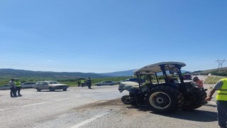 Manisa'da otomobille traktör çarpıştı: 7 yaralı