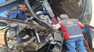 Mardinde nakliyat kamyonu hafriyat tırına çarptı: 1 ölü, 2 yaralı