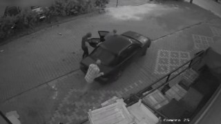 Marketten deterjan çalan şaşkın hırsızlar bozulan araçlarını iteleyerek çalıştırdı
