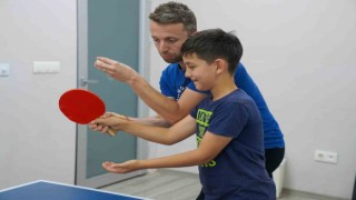 Masa tenisinin tekniklerini öğreniyorlar