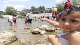Mersinde aşırı sıcaklardan bunalan vatandaşlar baraja akın etti