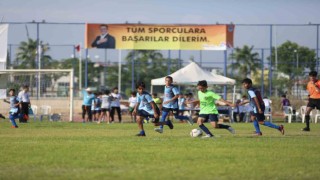 Çocuklar futbol turnuvasında ter döktü