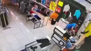 Mersinde mağazada genç kızı darp eden şahıs tutuklandı