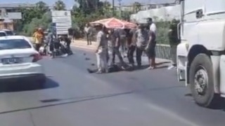 Mersinde motosiklet tırın altın kaldı: 1 ölü, 1 yaralı