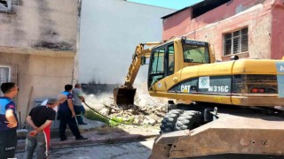 Mersinde tehlike oluşturan metruk binalar yıkılıyor