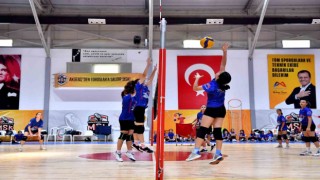 Mersinde voleybol kursu yaz döneminde de devam ediyor