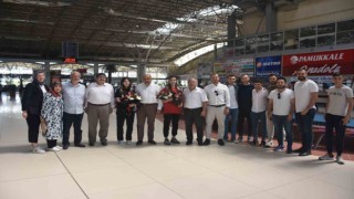 Meryem Betül Çavdar ve Kübra Kocakuş çiçeklerle karşılandı