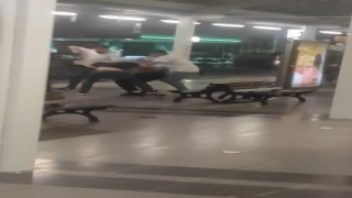 Metro istasyonunda yumruklar havada uçuştu