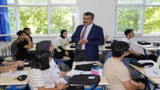 Milli Eğitim Bakanı Tekin, öğrencilerle bir araya