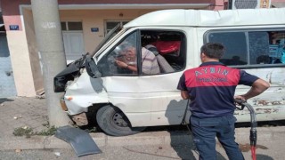 Minibüs aydınlatma direğine çarptı: 1 yaralı
