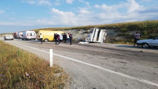 Minibüs ile kamyonet çarpıştı: 4 yaralı