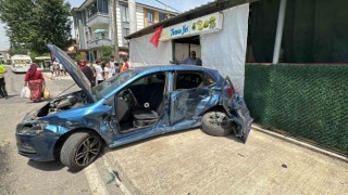 Minibüs ile otomobilin karıştığı kazada 4 kişi yaralandı
