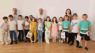 Minik öğrenciler kendi yazdıkları kitabı Müdür Başyiğite hediye etti