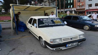 Modifiye ettikleri otomobili pirinç taneleri ile kapladılar