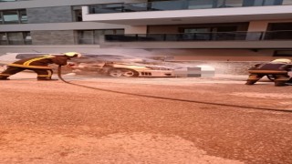 Motor kısmı alev alan otomobil kullanılmaz hale geldi