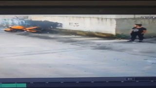 Motora baktı, beğendi, çaldı