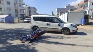 Motosiklet ile hafif ticari araç çarpıştı: 2 yaralı