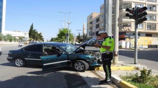 Motosiklet ile iki aracın karıştığı kazada:1 yaralı