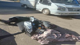 Motosiklet ile kamyonet çarpıştı: 3 yaralı