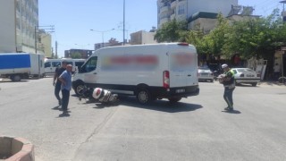 Motosiklet ile minibüs çarpıştı: 1 yaralı