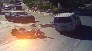 Motosiklet ile minibüsün karıştığı 1 ölümlü kaza güvenlik kamerasında