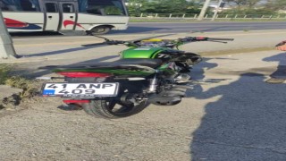 Motosiklet ile otomobil çarpıştı
