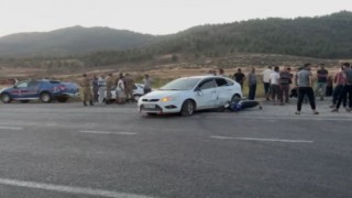 Motosiklet ile otomobil çarpıştı, bacağı kırılan yaralının feryatları yürek sızlattı
