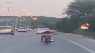Motosikleti yatarak kullanan sürücü kameraya yakalandı