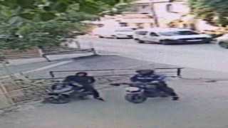 Motosikletle gelip motosiklet çaldılar...O anlar kamerada