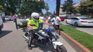 Motosikletle otomobil çarpıştı