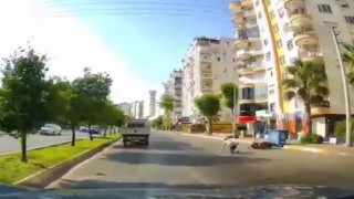 Motosikletlinin, yola dökülen yağdan kayıp düştüğü anlar kamerada