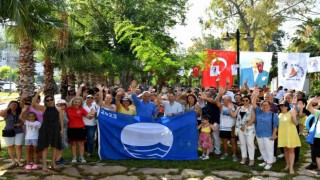 Muratpaşanın plajlarının mavi bayrakları teslim edildi