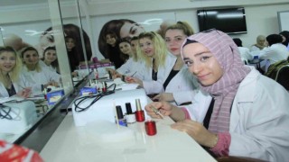 Nail art ve protez tırnak, kadınların gelir kapısı oldu