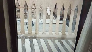 Nusaybinde 51 dereceye dayanamayan camın balkonu çatladı