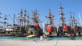 Ölüdenizde tekneciler çifte bayram kutladı
