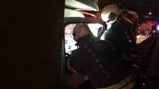 Önce kazada sıkıştığı yerden kurtuldu, ardından araçtaki cep telefonu için ekipleri harekete geçirdi