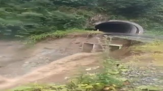 Orduda heyelan: Yol dereye uçtu