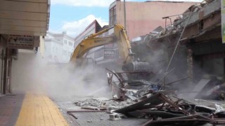 Osmaniye'de çöken bina kontrollü şekilde yıkıldı