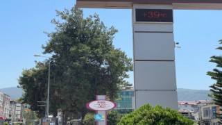Osmaniye'de sıcak hava nedeniyle kalabalık caddeler boş kaldı