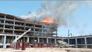 Otel inşaatının kalıpları alev alev yandı, devreye helikopter girdi
