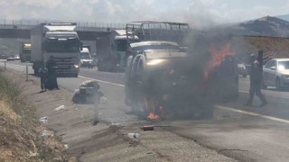 Otobanda alev alan kamyonetten son anda kurtuldular