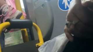 Otobüsteki tesettürlü kıza hakaret eden kadına yolculardan tokat gibi cevap