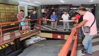 Otomobil, asansörlü otoparka sıkıştı