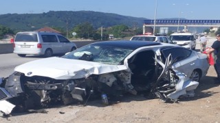 Otomobil beton bariyerlere çarptı: 3ü çocuk 5 yaralı