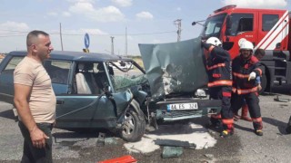 Otomobil ile hafif ticari araç çarpıştı: 3 yaralı